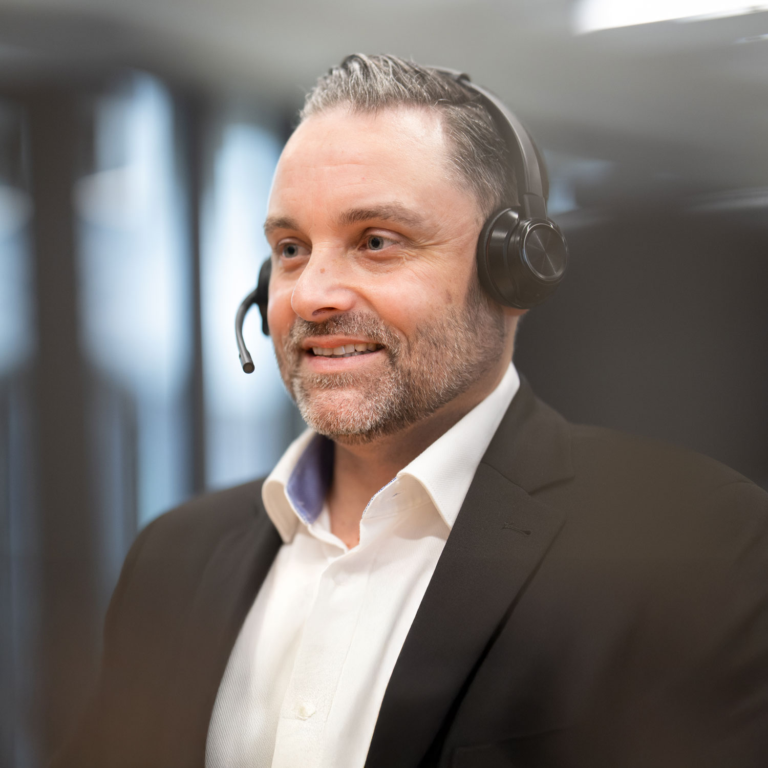 Portraitbild von Oliver Fröhlich aus dem Kundenservice-Team