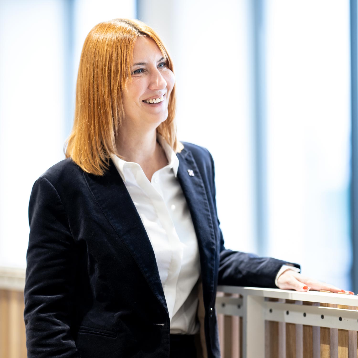 Nadine Schwab schaut freundlich zu einer Person außerhalb des Bildes.