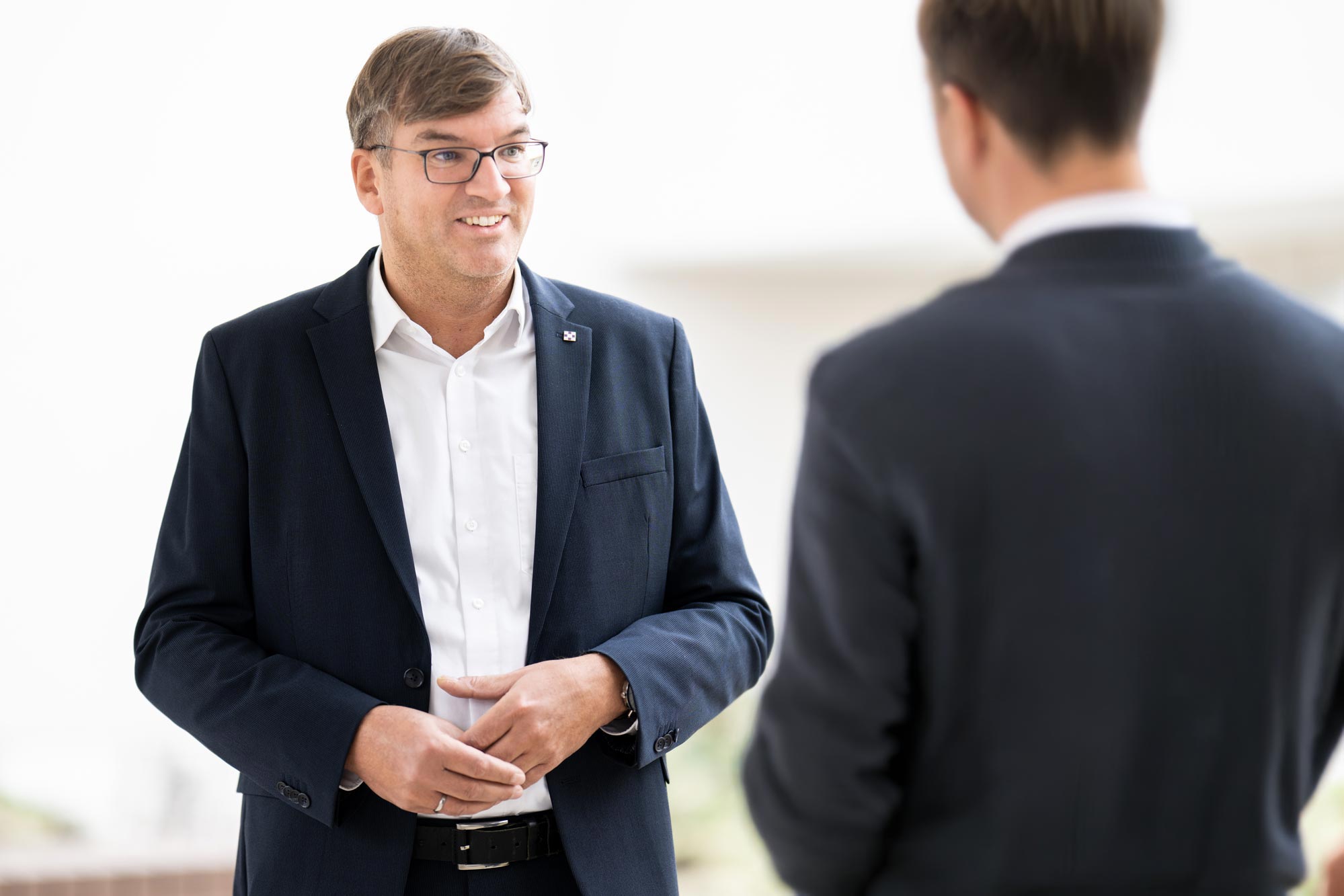 Sven Hodel im Gespräch mit einem Kunden.