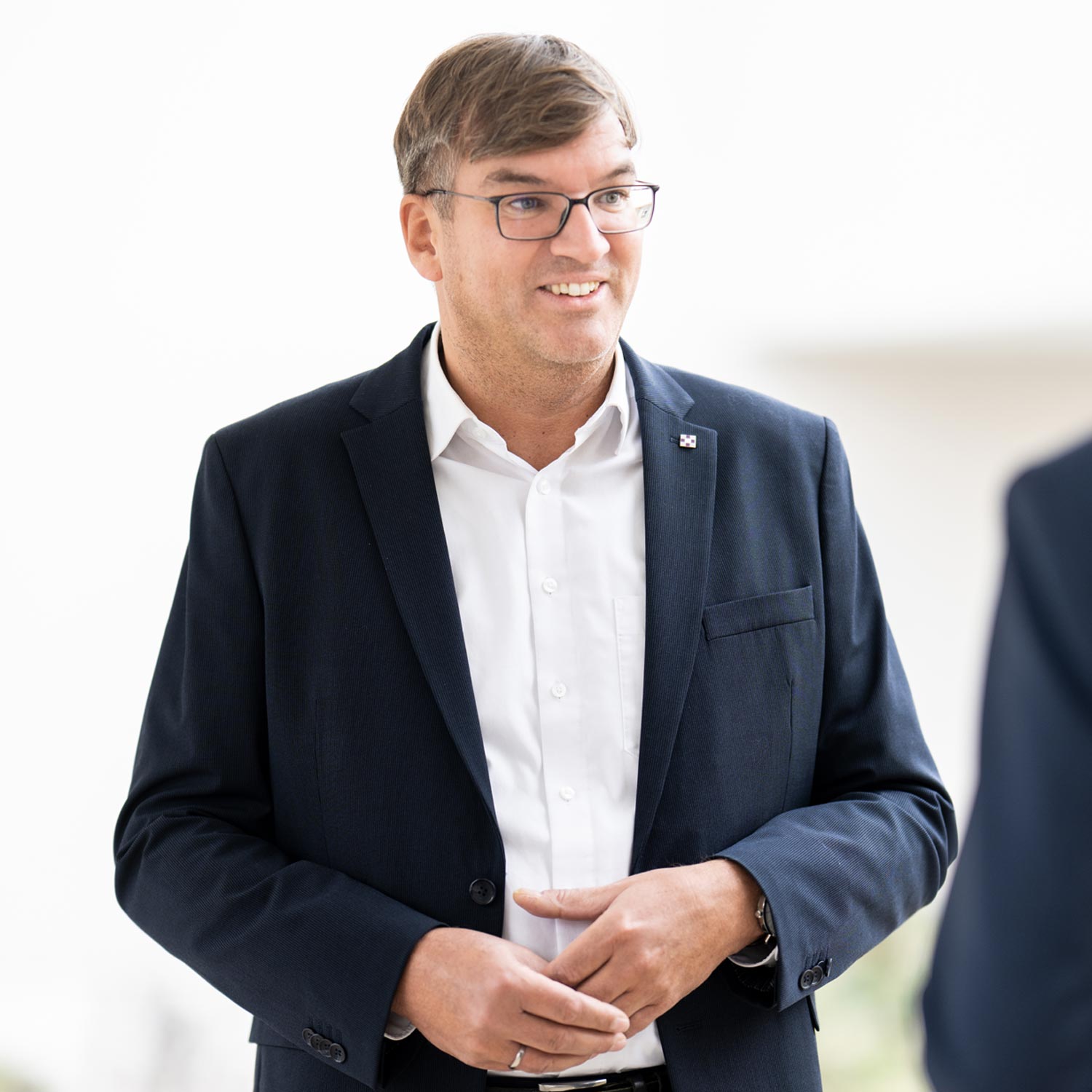 Sven Hodel im Gespräch mit einer Person außerhalb des Bildes.