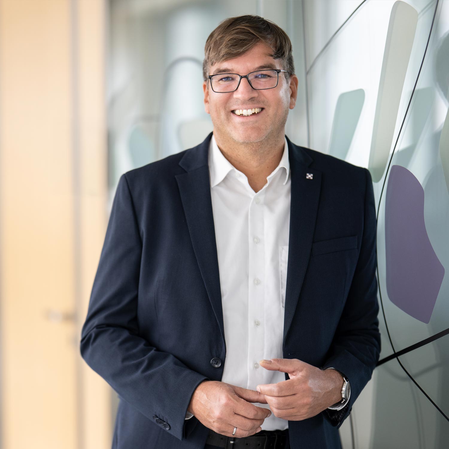 Sven Hodel am Arbeitsplatz, er lächelt in die Kamera.