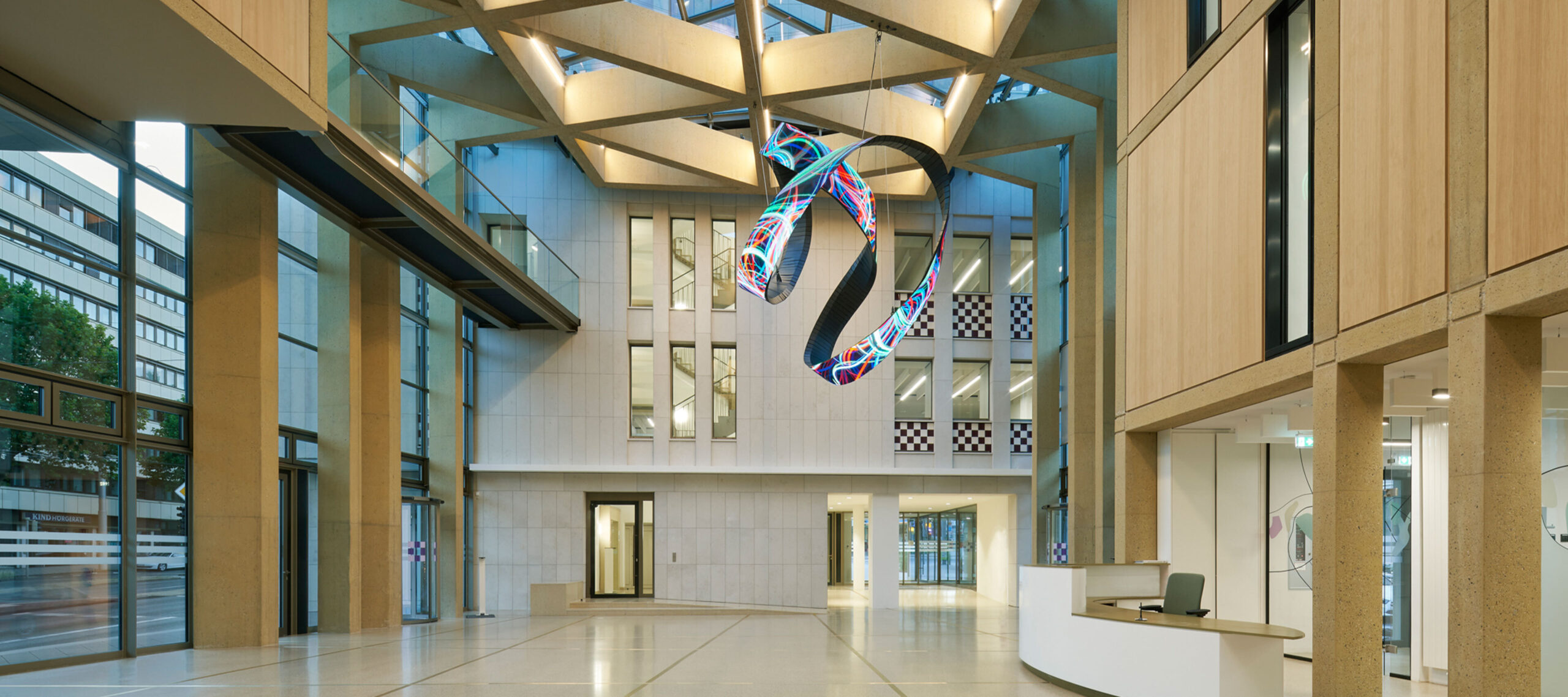 Foyer der Evangelischen Bank mit Kunstwerk im Fokus